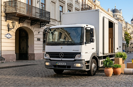 двое мужчин, грузчики в форме несут коробки